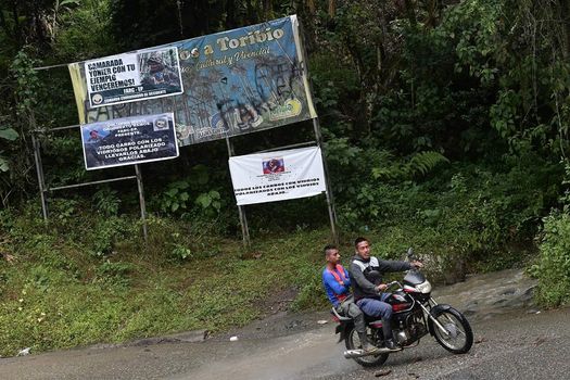 Pancartas de la columna móvil Dagoberto Ramos en la vía que del corregimiento El Palo, de Caloto, conduce a Toribío, municipio en el que fue abatido Jhonnier. (Foto: Jose Vargas Esguerra)