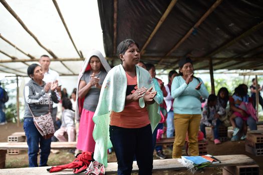 Decenas de comuneros indígenas del resguardo Las Delicias dan el último adiós al guardia Guillermo Chicame, asesinado el 14 de enero pasado. (Foto: Jose Vargas Esguerra)